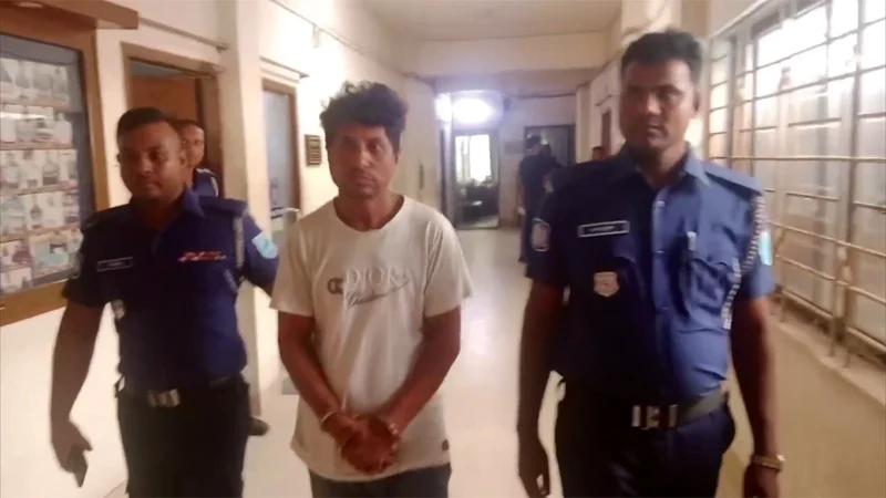 এক শ্রেণির চার স্কুলছাত্রীকে ধারাবাহিকভাবে ধর্ষণের অভিযোগে শিক্ষক গ্রেপ্তার