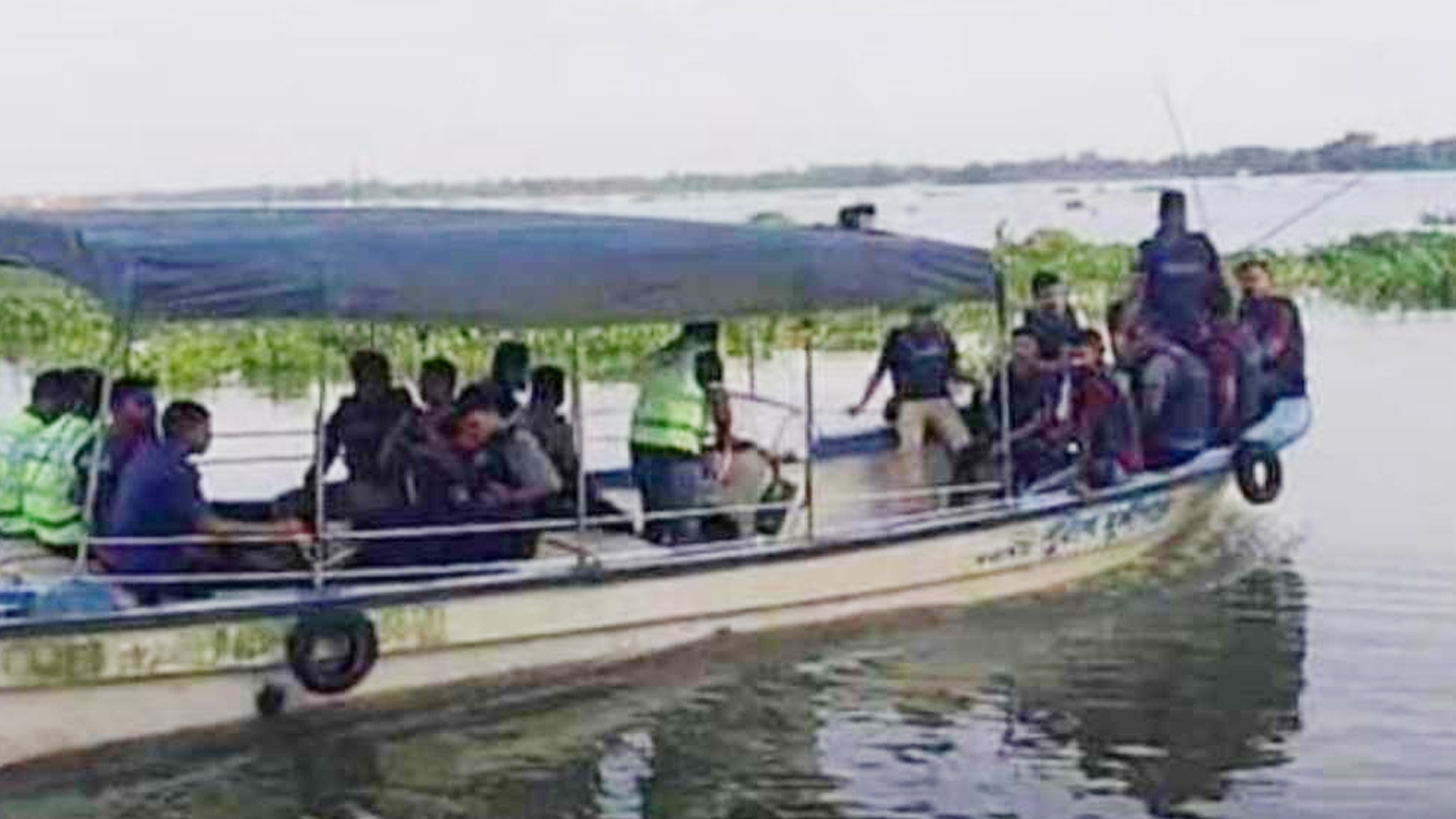 লুট করা অস্ত্র নিয়ে পুলিশ ক্যাম্পে জলদস্যুদের হামলা, ব্যাপক গোলাগুলি
