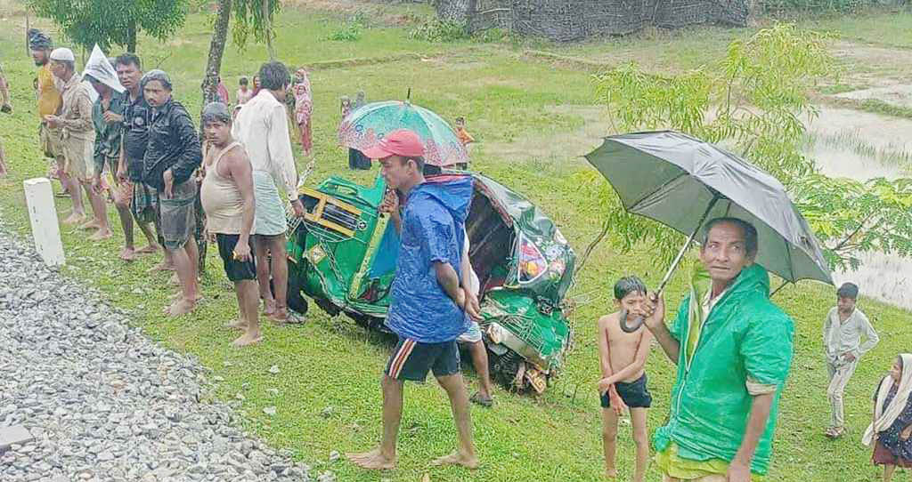 কক্সবাজারে সিএনজি অটোরিকশাকে ট্রেনের ধাক্কা, নিহত ৪