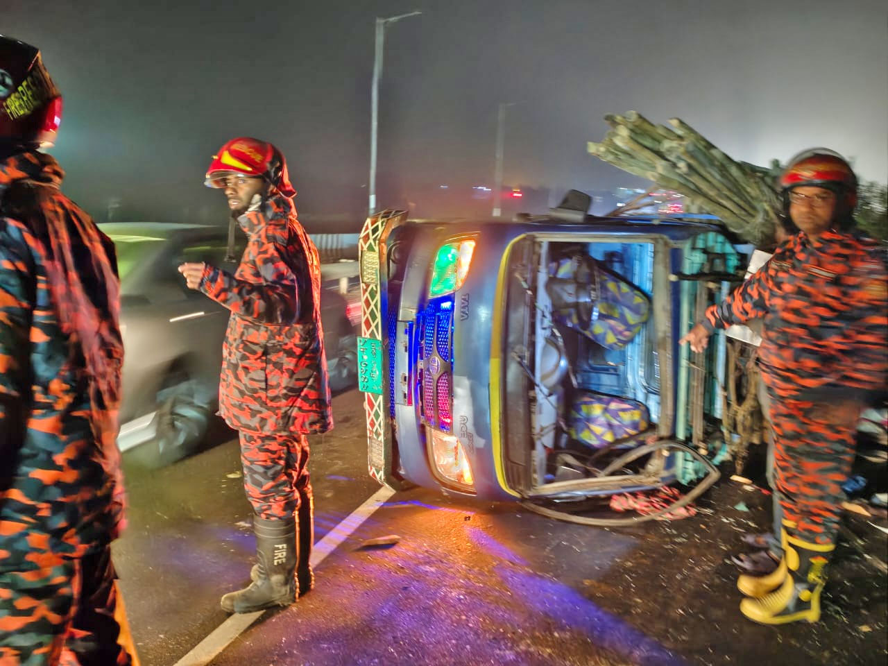 ঢাকা-মাওয়া এক্সপ্রেসওয়েতে পিকআপ উল্টে আহত ৯