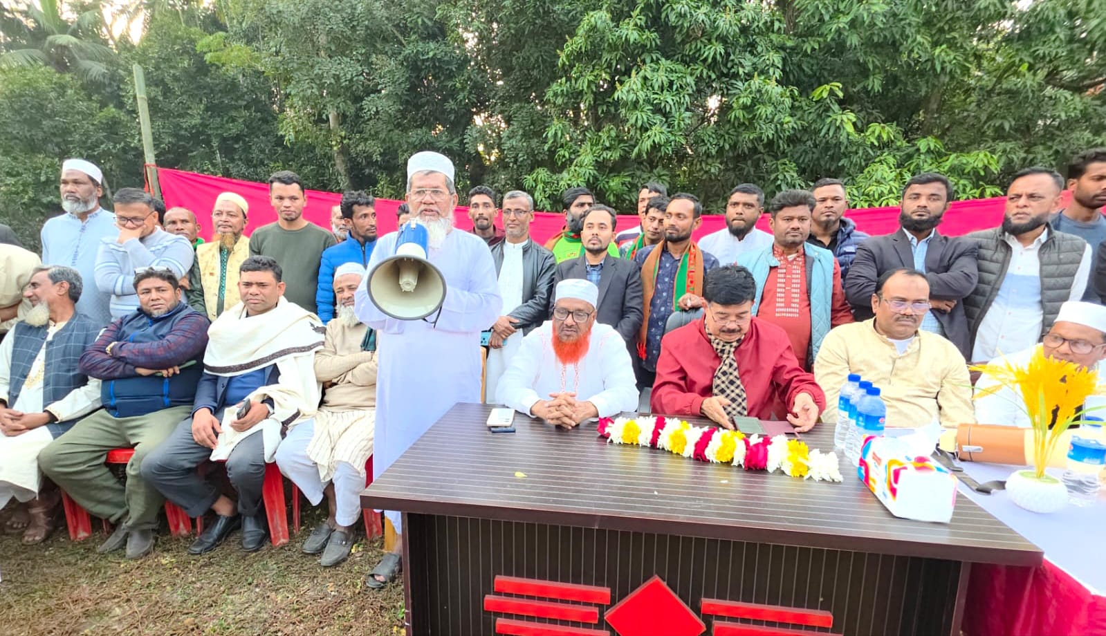 ছেলের মার্কা শাপলা কলি: বাবা ভোট চাচ্ছেন ধানের শীষের জন্য