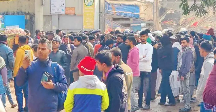 গাজীপুরে বেতন বকেয়া নিয়ে শ্রমিকদের বিক্ষোভ