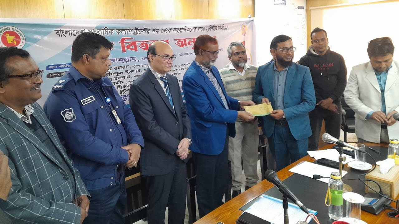 ঝালকাঠিতে সাংবাদিকদের মধ্যে ১৫ লাখ টাকার চেক প্রদান