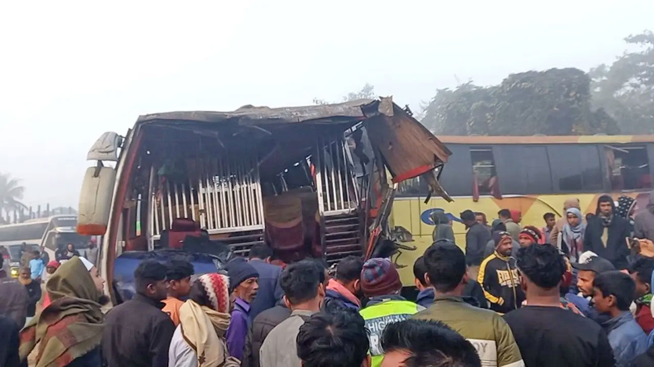 সিলেটে তিন বাসের সংঘর্ষ, নিহত ২ 