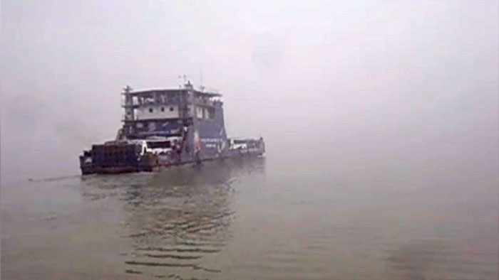 ঘন কুয়াশায় স্থবিরতা শেষে ফেরি চলাচল স্বাভাবিক