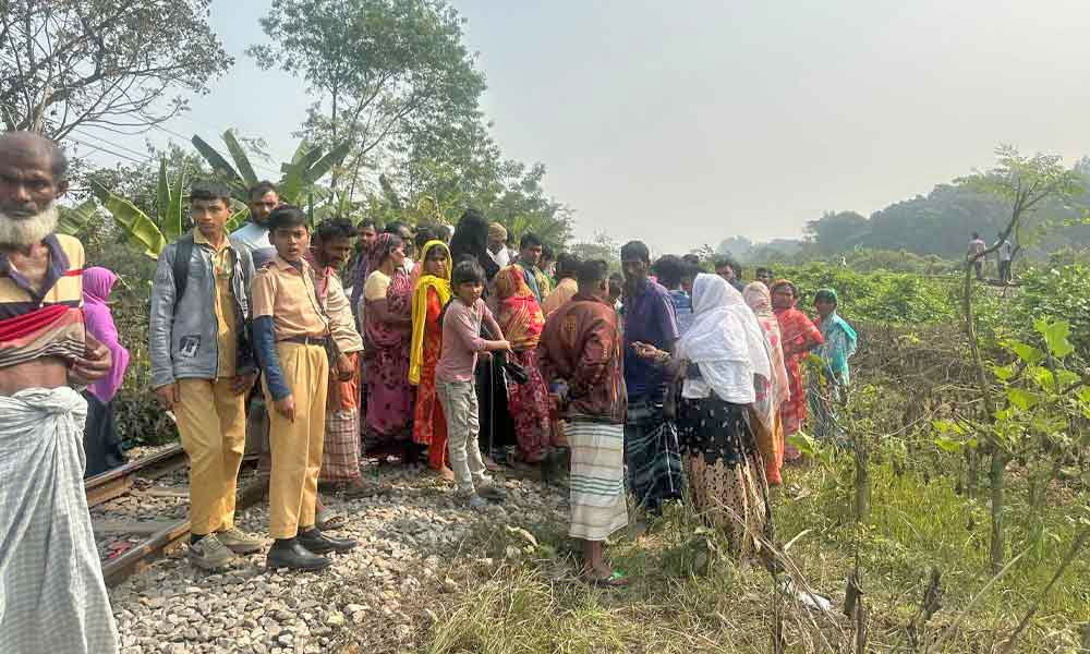 দুই সন্তানকে নিয়ে ট্রেনের নিচে ঝাঁপ দিলেন মা