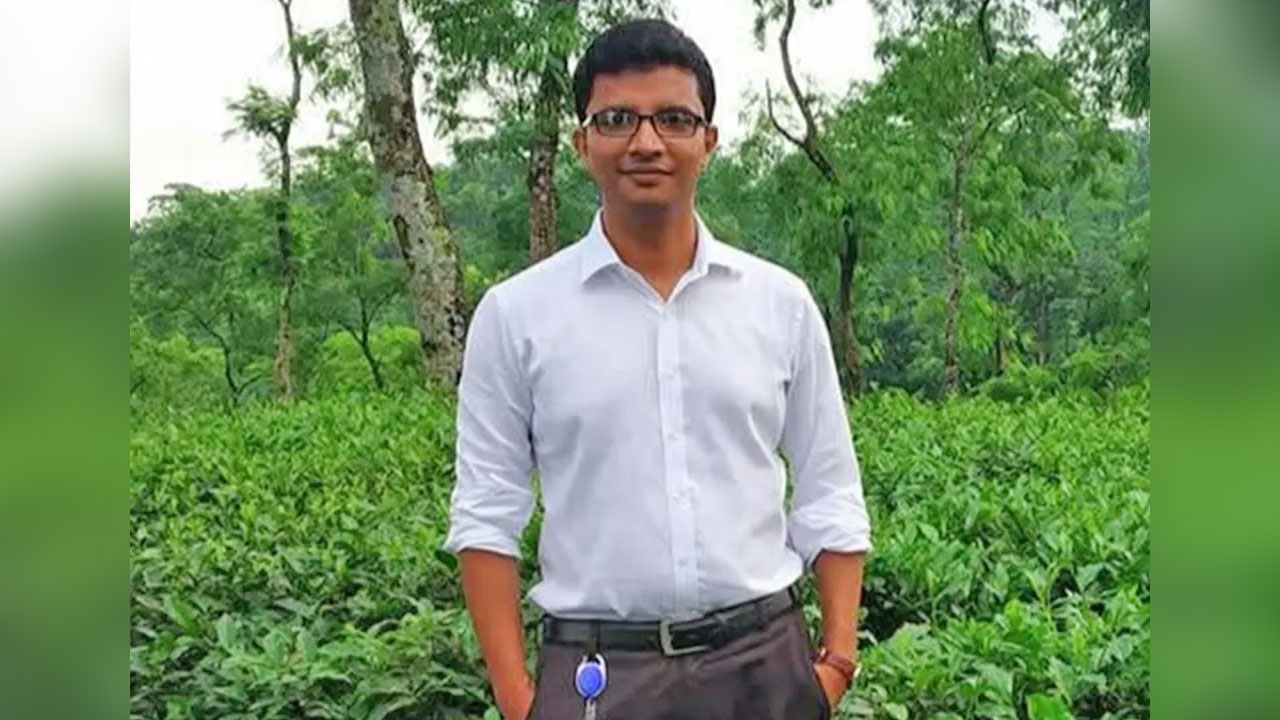 হাসপাতাল গেটে মিলল রাজস্ব কর্মকর্তার ক্ষতবিক্ষত লাশ