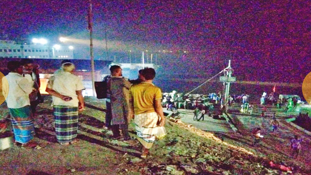 পাটুরিয়া ঘাটে তেলবাহী ট্রাক পড়ল পদ্মায়