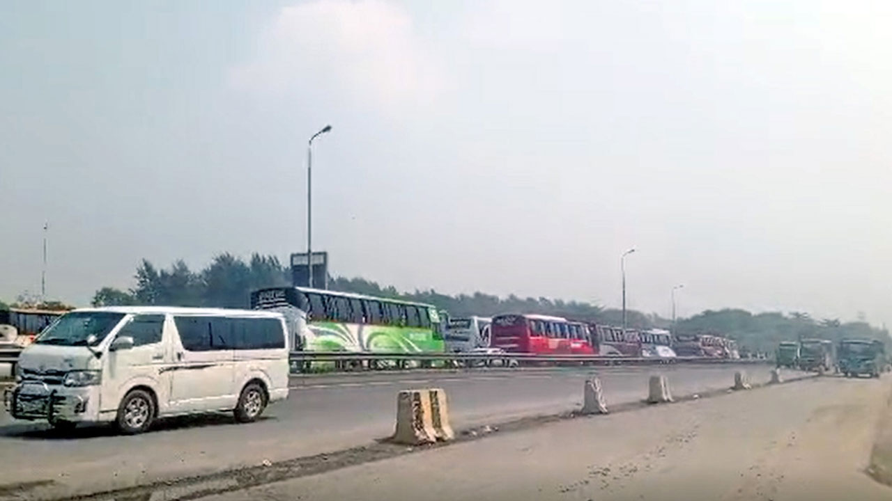 ঢাকা-সিরাজগঞ্জ মহাসড়কে তীব্র যানজট