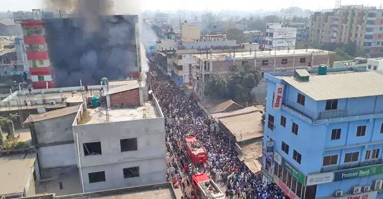 সৈয়দপুরে ঢাকা ব্যাংকে আগুন, নিয়ন্ত্রণে কাজ করছে ৩ ইউনিট