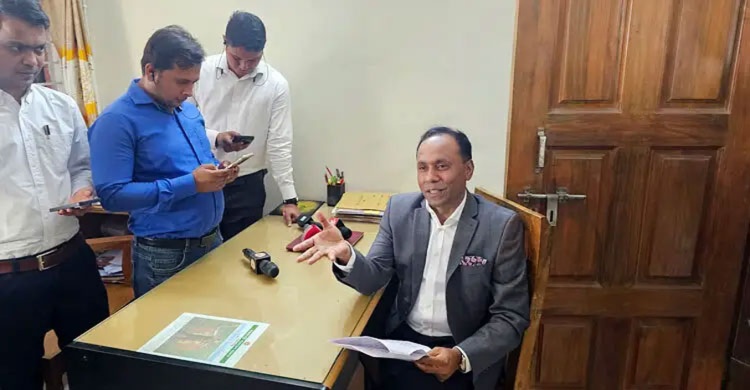 হঠাৎ ভূমি অফিসে গিয়ে প্রতিমন্ত্রী দেখলেন তালাবদ্ধ